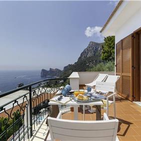 4 bedroom with pool and panoramic sea views near Serrento, sleeps 10